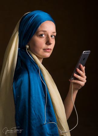 Girl with a pearl earring and an iphone (foto gemaakt tijdens cursus Portret en Verlichting I bij Susanne Middelberg)