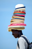 Senegalese verkoper van hoeden op strand van Sardinië
